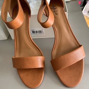 Style & Co., size 8 heels NWT coffee color with zip back